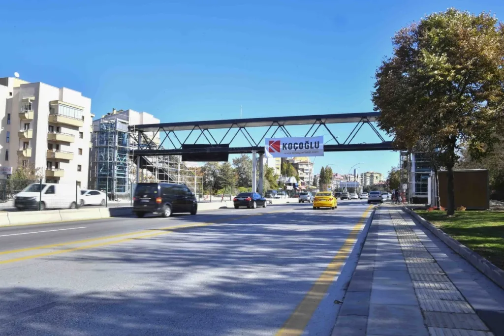 Ankara Büyükşehir Belediyesi modern yaya üst geçitleri yapmaya devam ediyor