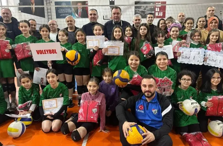 Artvinspor Kadın Voleybol Takımı 1. Yaşını Kutladı haberi