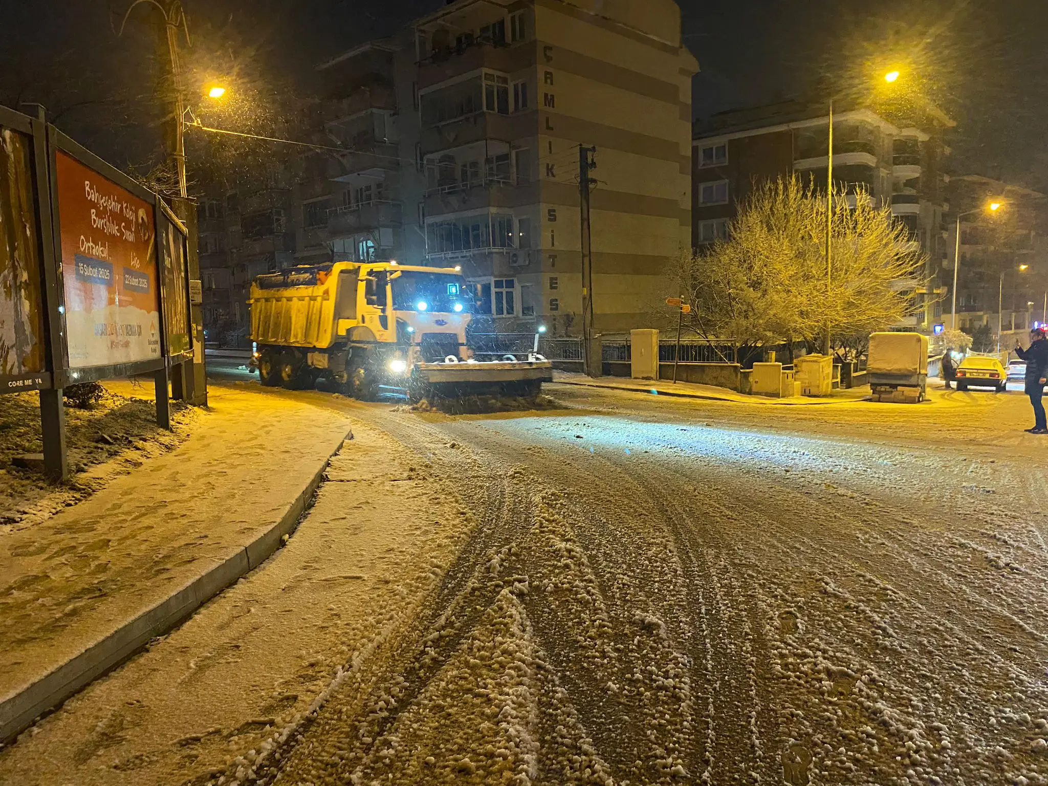 Başkan Gencan Akın: "Hava Şartları Normale Dönene Kadar Ekiplerimiz Gece-Gündüz Sahada Olacak" haberi