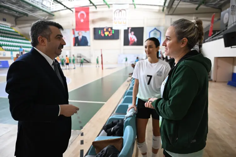 Başkan Yılmaz Belediyeler Arası Voleybol Dostluk Turnuvası'nı izledi