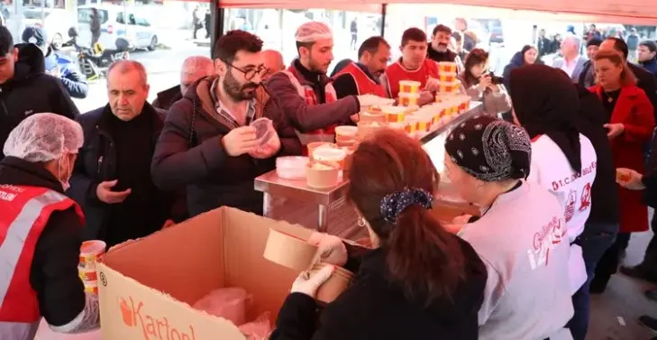 Darıca'da Sıcak Yemek Hizmeti Sürüyor haberi