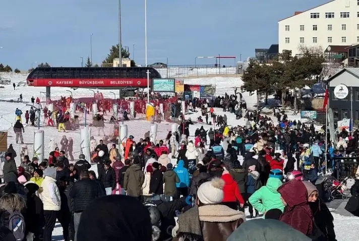 Erciyes Kayak Merkezi, 2025'in İlk Gününde Ziyaretçi Akınına Uğradı! haberi