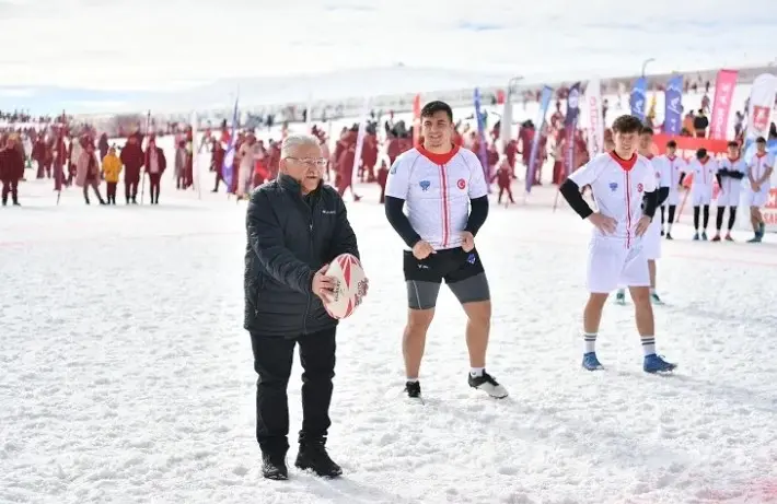 Erciyes’te Kar Ragbi Coşkusu Sürüyor haberi