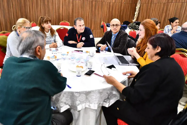 İzmir 'İleri Yaş'ta yol haritası belirliyor