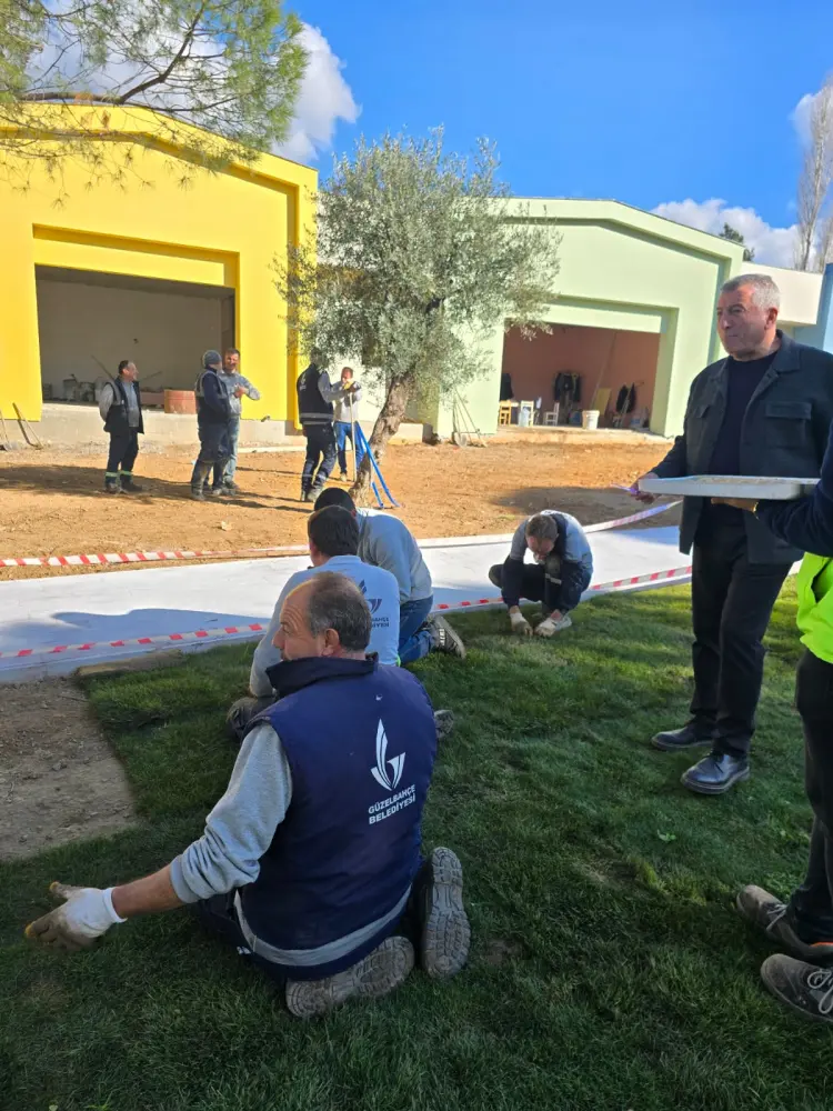 İzmir Güzelbahçe'de saha çalışanlarına baklavalı teşekkür