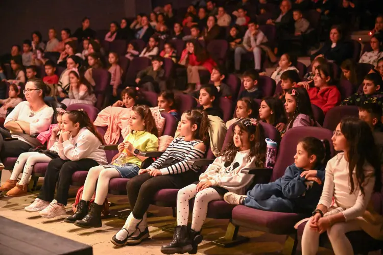 İzmir'de  “Güneş Herkes İçin Parlar” çocuk oyunu tam not aldı