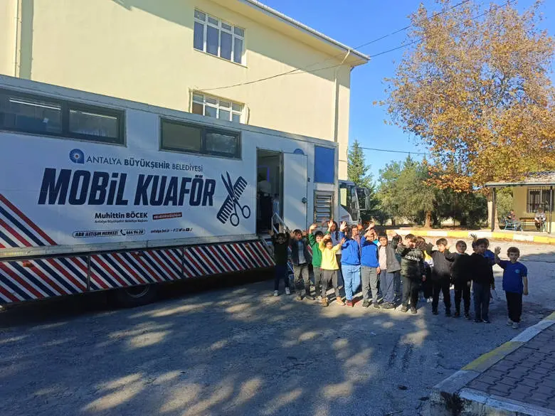 Mobil Kuaför Tırı, Öğrencilere Hizmet Vermeye Başladı haberi