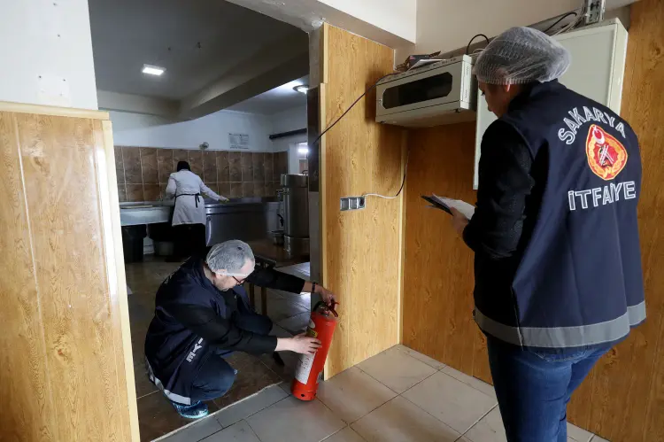 Sakarya İtfaiyesi kurum ve işletmeleri olası yangına hazırlıyor