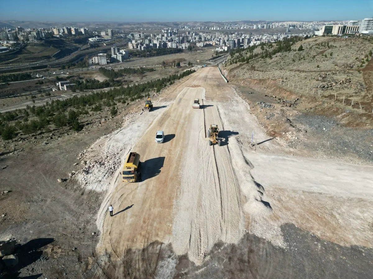 Şanlıurfa'da Ulaşımı Kolaylaştıracak Yeni Yol Projeleri Hızla Devam Ediyor haberi