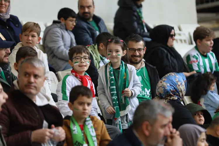 Bursa Büyükşehir 300 çocuğa Bursaspor çoşkusu yaşattı güncel haberi