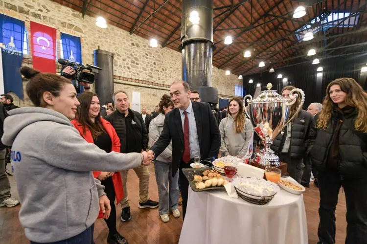 İzmir’de Yılın Spor Ödülleri sahiplerini buldu güncel haberi