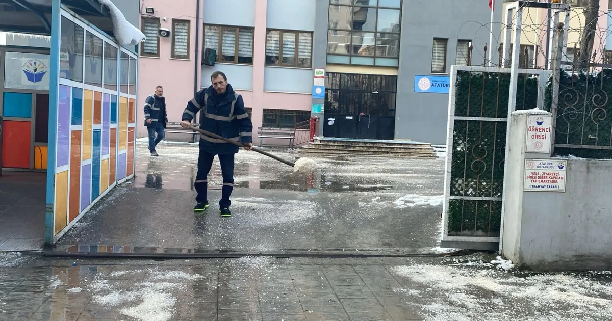 İzmit'te sınav öncesi okullarda kar temizliği güncel haberi