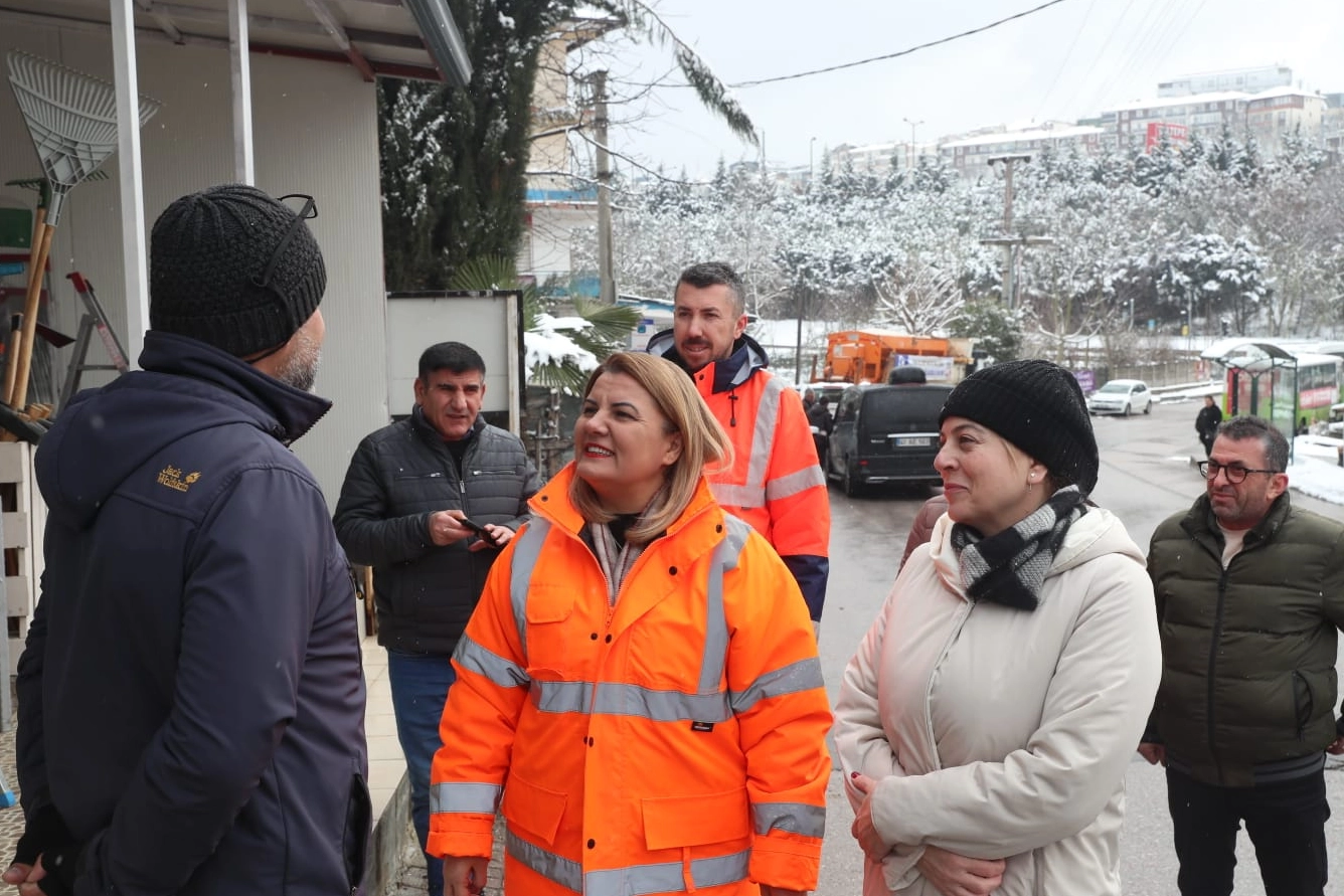 Kocaeli İzmit'te karla mücadeleye esnaftan tam not güncel haberi